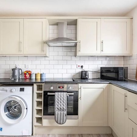 Two Bedroom Flat Near Colchester Hospital With Free Parking And Internet Mile End Bagian luar foto
