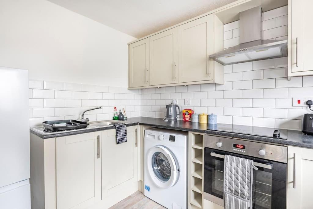 Two Bedroom Flat Near Colchester Hospital With Free Parking And Internet Mile End Bagian luar foto