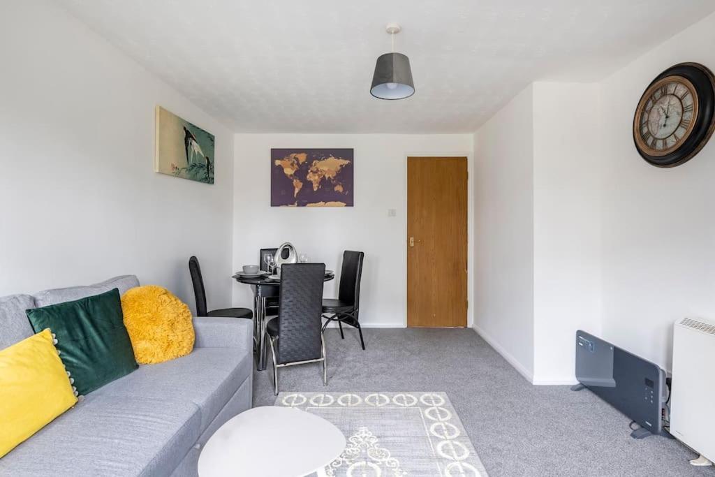 Two Bedroom Flat Near Colchester Hospital With Free Parking And Internet Mile End Bagian luar foto