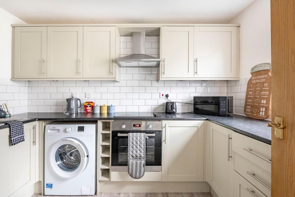 Two Bedroom Flat Near Colchester Hospital With Free Parking And Internet Mile End Bagian luar foto