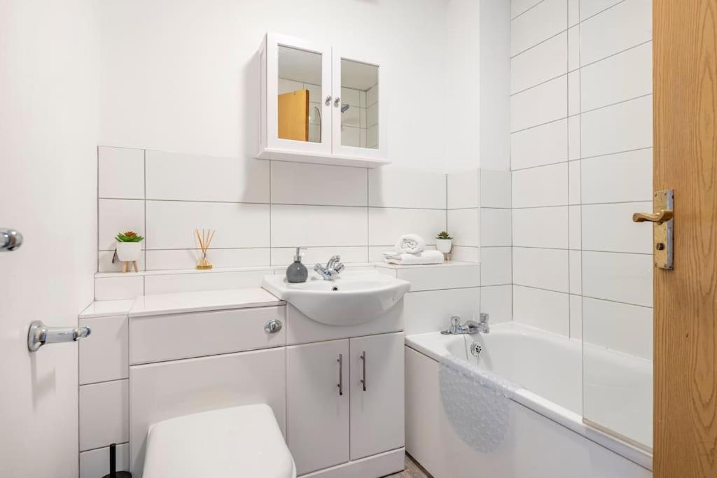 Two Bedroom Flat Near Colchester Hospital With Free Parking And Internet Mile End Bagian luar foto